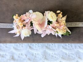 Bracelet enfant en fleurs stabilisées et ruban rose poudré Émilie par Flora Paris