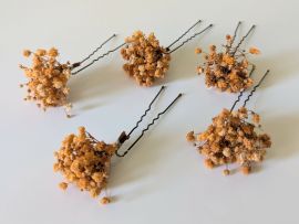 Épingle à cheveux ornée de gypsophile stabilisée orange Hortense par Flora Paris
