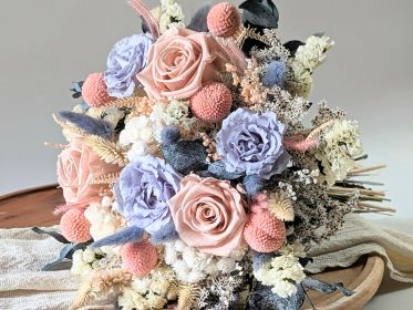 Bouquet de mariée romantique en roses éternelles et fleurs séchées Pauline par Flora Paris
