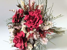 Bouquet de mariée avec gardénias éternels de couleur rouge Rachel par Flora Paris