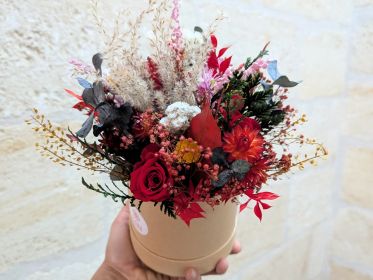 Boîte à chapeau fleurie composée de fleurs séchées et fleurs stabilisées Mira par Flora Paris