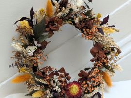 Couronne murale en fleurs séchées terracotta et orange Margaux par Flora Paris