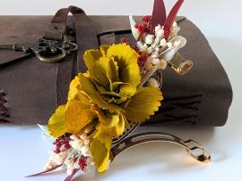 Barrette à cheveux fleurie pour coiffure de mariage en fleurs stabilisées safran Dahlia par Flora Paris