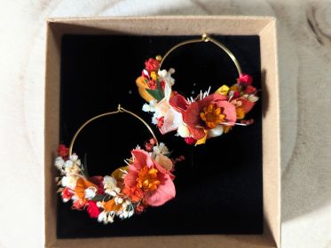 Boucles d’oreilles créoles en fleurs stabilisées aux tonalités rouges Coco Cinelle par Flora Paris