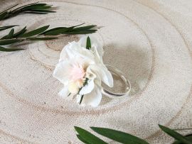 Bague de mariée artisanale en fleurs séchées & fleurs stabilisées Rafaela par Flora Paris