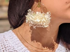 Boucles d’oreilles créoles en fleurs stabilisées beiges Luna par Flora Paris