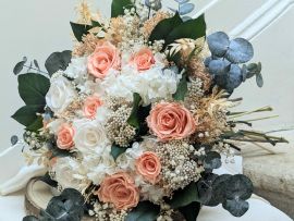 Bouquet de décoration d&rsquo;intérieur en fleurs stabilisées roses éternelles pêche et blanches Léa par Flora Paris