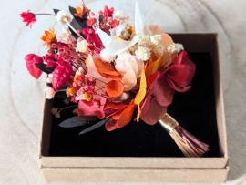 Boutonnière de marié artisanale fleurs stabilisées aux tonalités rouges Coco Cinelle par Flora Paris