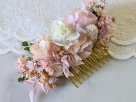 Peigne à cheveux fleuri pour coiffure de mariage en fleurs stabilisées rose poudré Émilie par Flora Paris