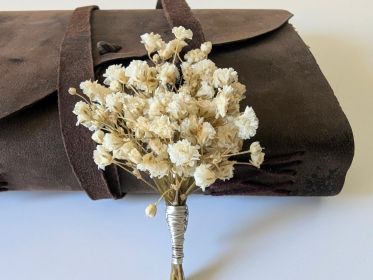 Boutonnière de marié artisanale en gypsophile stabilisée blanc ivoire Alma par Flora Paris