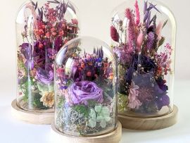 Cloche en verre avec fleurs éternelles et fleurs séchées pour décoration d’intérieur Édith par Flora Paris