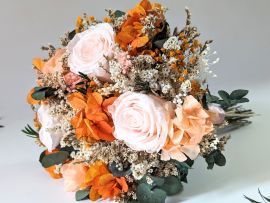 Bouquet de mariée avec des roses éternelles et hortensias stabilisés Chloé par Flora Paris