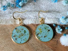 Boucles d’oreilles en fleurs séchées dans les tons turquoise rouges verts Alice par Flora Paris