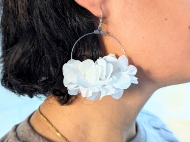 Boucles d’oreilles créoles en hortensias stabilisés blancs Naëlle par Flora Paris