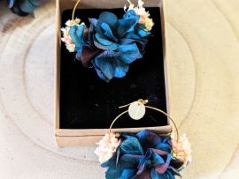Boucles d’oreilles créoles en fleurs stabilisées bleues Mona par Flora Paris