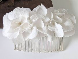 Peigne à cheveux fleuri pour coiffure de mariage en hortensias stabilisés blancs Naëlle par Flora Paris