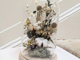 Cloche en verre fleurs séchées et stabilisées blanc et vert Capucine par Flora Paris