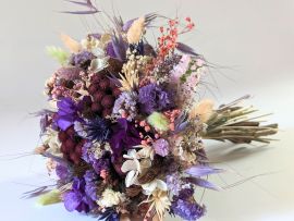 Bouquet de mariée en fleurs séchées et stabilisées dans les tons bordeaux verts lilas Oum par Flora Paris