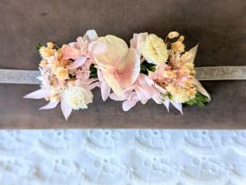 Bracelet enfant en fleurs stabilisées et ruban rose poudré Émilie par Flora Paris