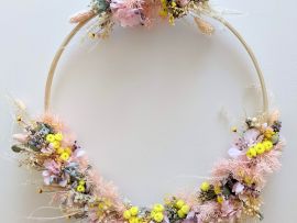 Couronne murale de fleurs stabilisées & fleurs séchées dans les tons rose pastel Castigno par Flora Paris