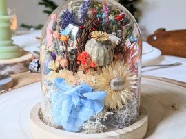 Cloche en verre avec fleurs stabilisées bleutées pour décoration d’intérieur Pandora par Flora Paris