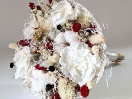 Bouquet de mariée avec gardénia et fleurs de coton dans les tons rouges et blancs Axelle par Flora Paris