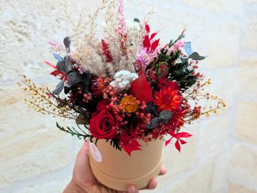 Boîte à chapeau fleurie composée de fleurs séchées et fleurs stabilisées Mira par Flora Paris