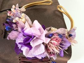 Bracelet artisanal en fleurs stabilisées & séchées violacées Violette par Flora Paris