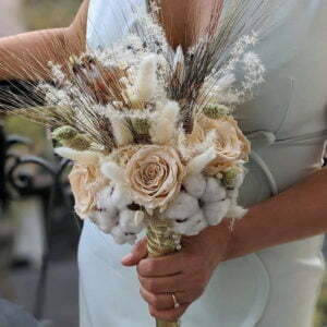 Bouquet de mariée avec roses éternelles et fleurs séchées dans les tons beige, Ambre