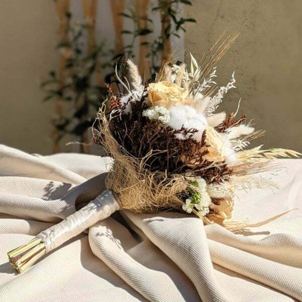 Bouquet de mariée avec roses éternelles et fleurs séchées dans les tons beige, Ambre 3