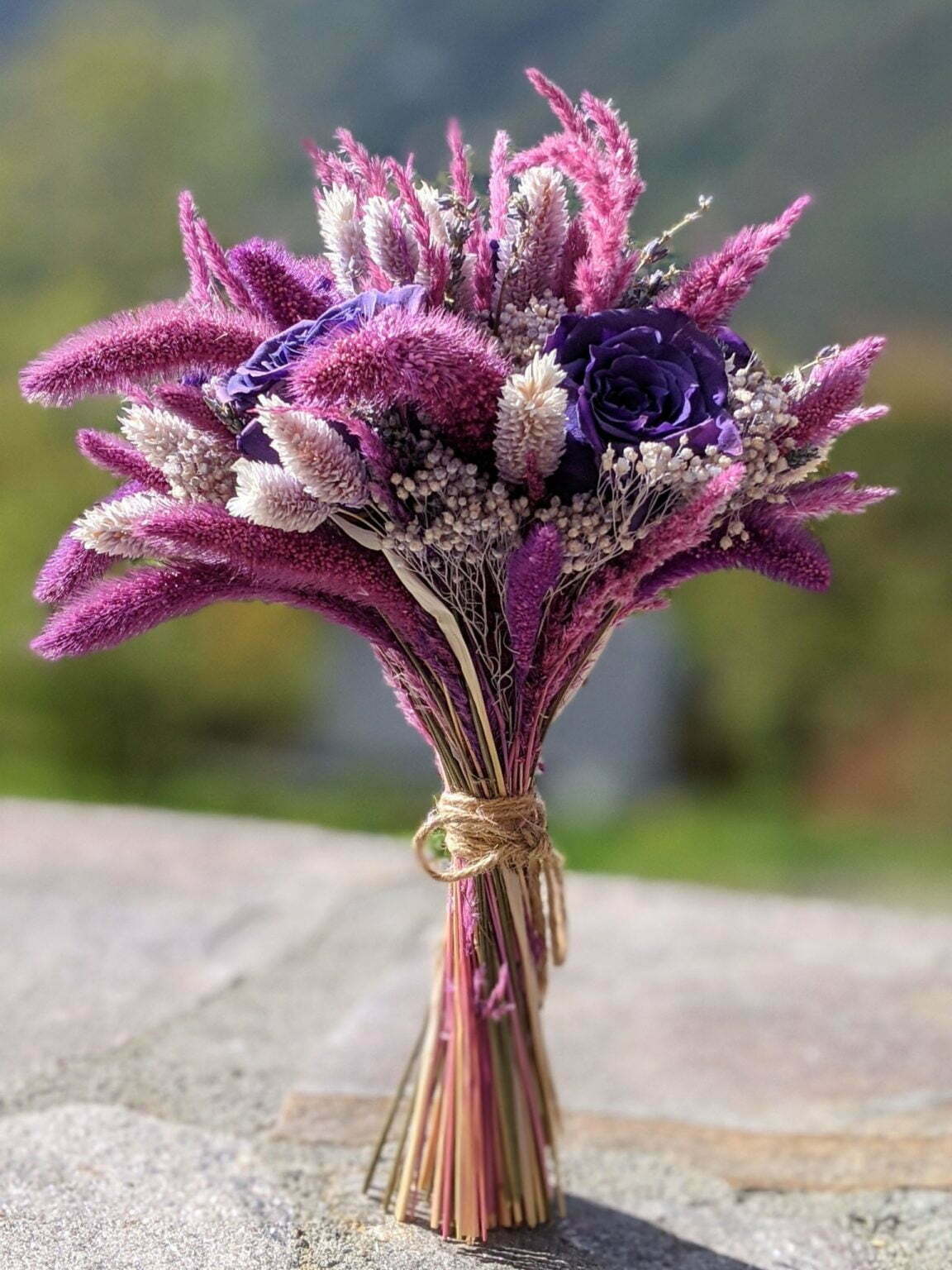 Bouquet de mariée avec des roses éternelles et fleurs séchées dans les