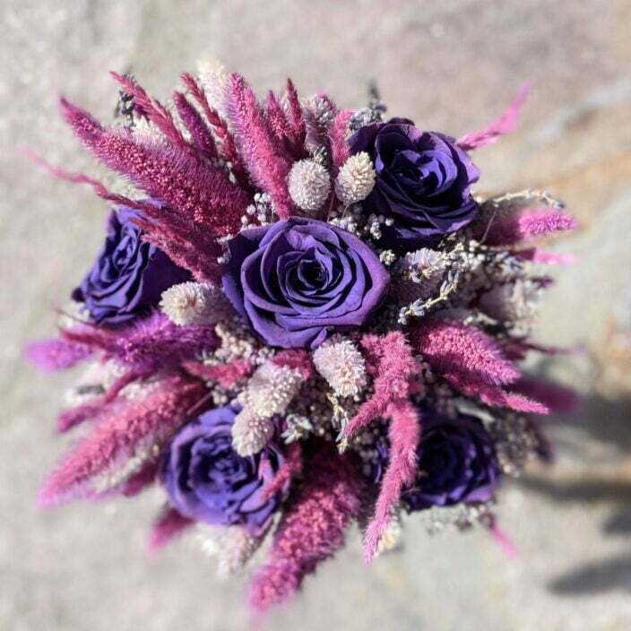 Bouquet de mariée avec des roses éternelles et fleurs séchées dans les tons violets, Diva