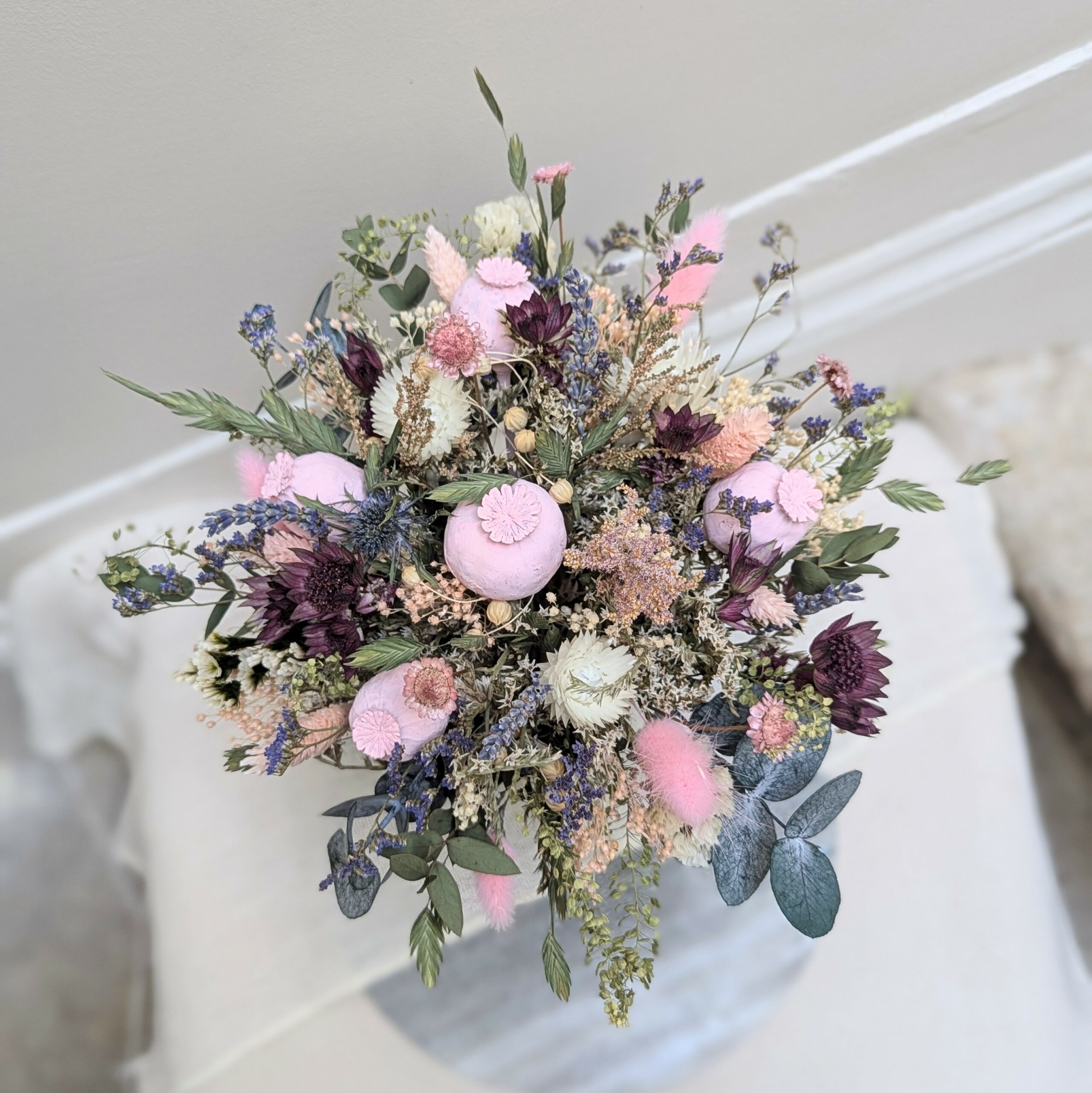 Bouquet décoratif en fleurs naturelles séchées et stabilisées rose et prune, Gallia