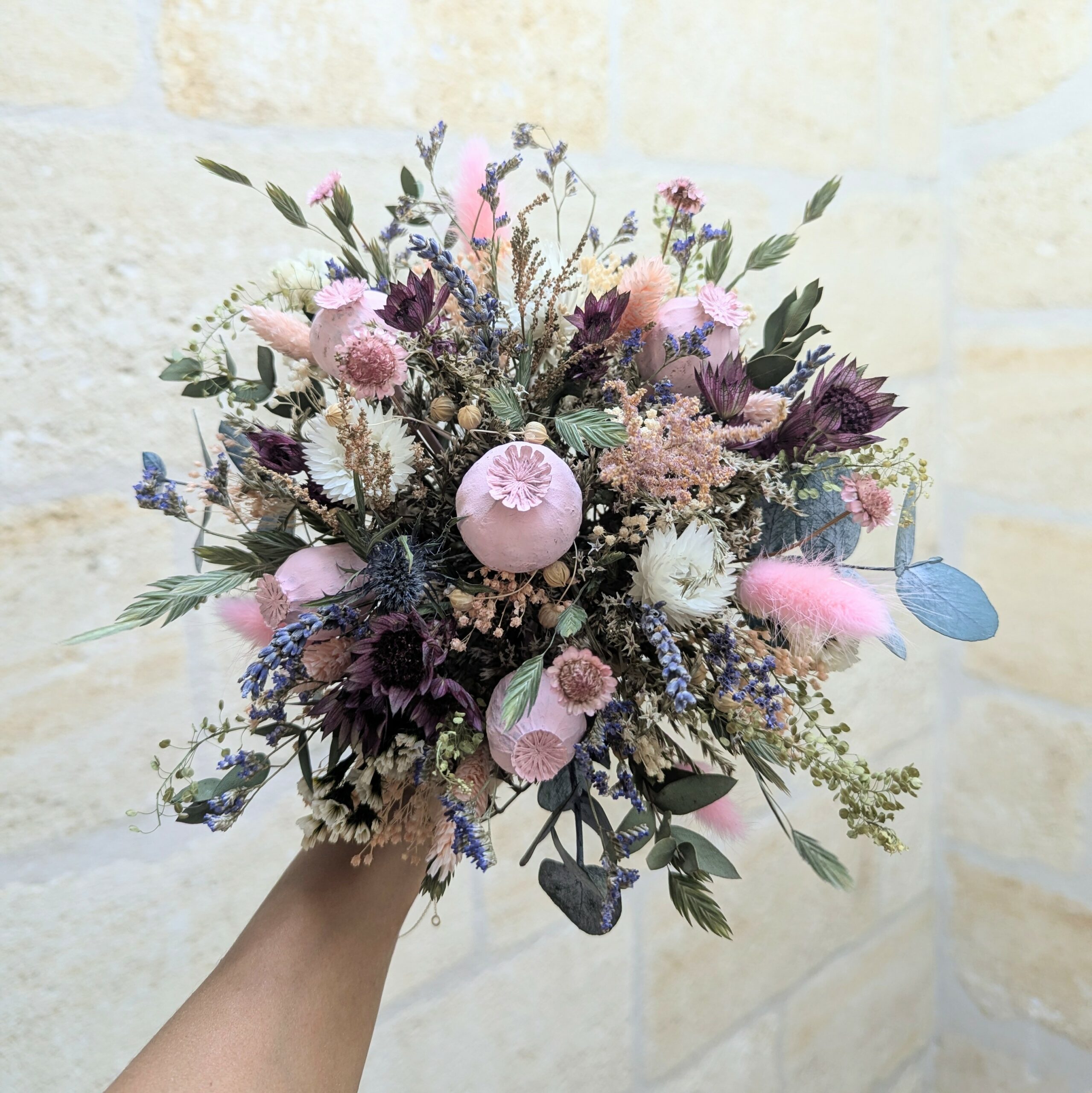 Bouquet décoratif en fleurs naturelles séchées et stabilisées rose et prune, Gallia – Image 3