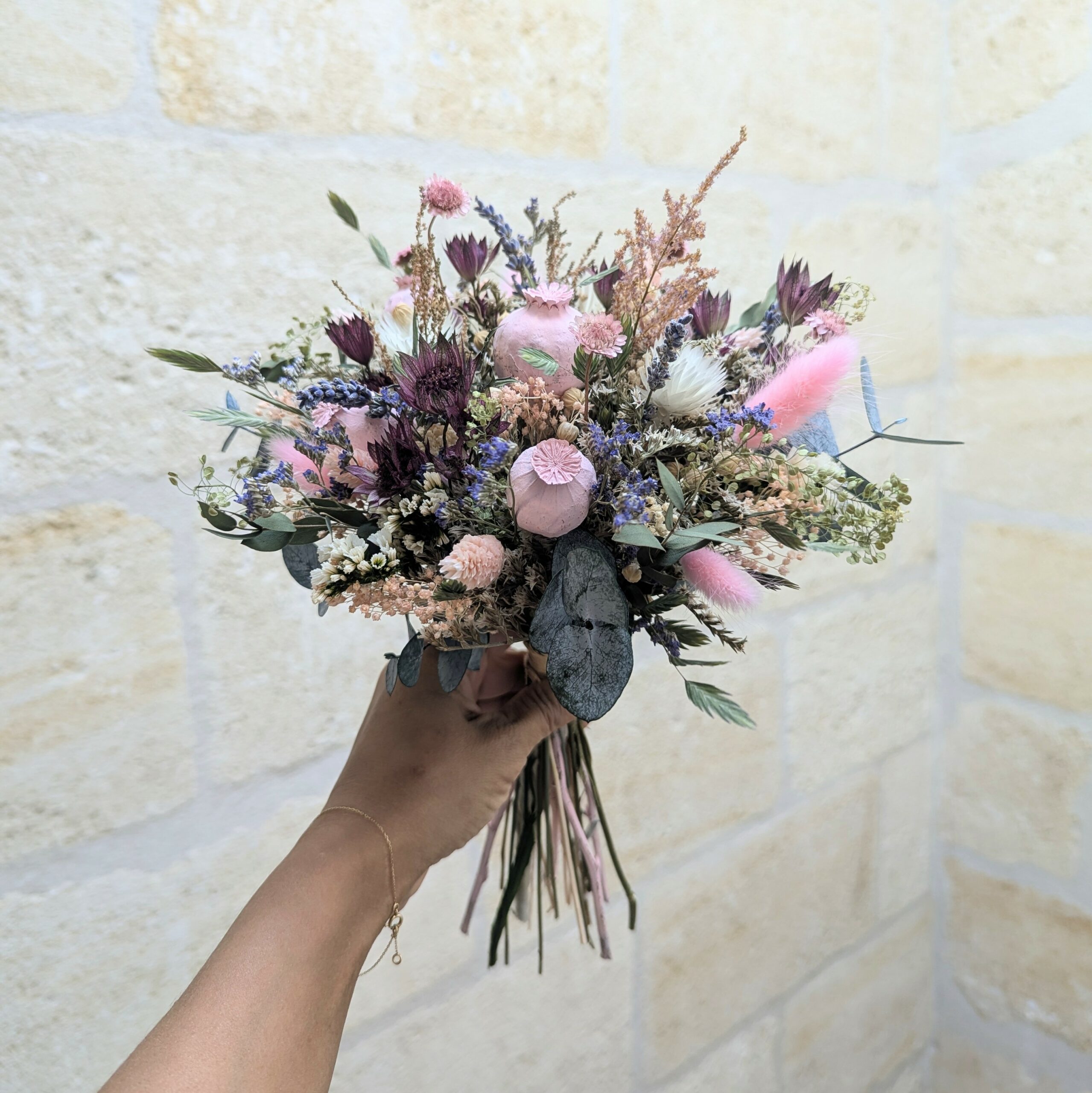 Bouquet décoratif en fleurs naturelles séchées et stabilisées rose et prune, Gallia – Image 4