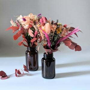 Petit bouquet de fleurs séchées avec soliflore en verre teinté recyclé, pour décoration d’intérieur, Lana