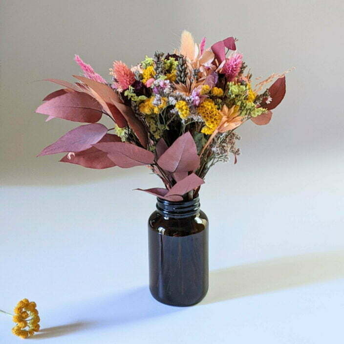 Petit bouquet de fleurs séchées avec soliflore en verre teinté recyclé, pour décoration d’intérieur, Lana 3