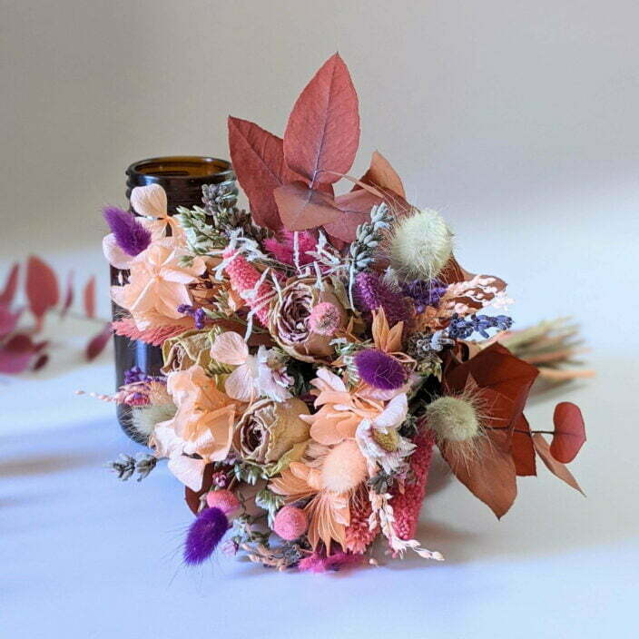 Petit bouquet de fleurs séchées avec soliflore en verre teinté recyclé, pour décoration d’intérieur, Lana