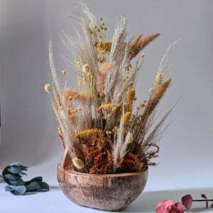 Composition de fleurs séchées piquées dans une noix de coco naturelle pour décoration d’intérieur, Terracotta