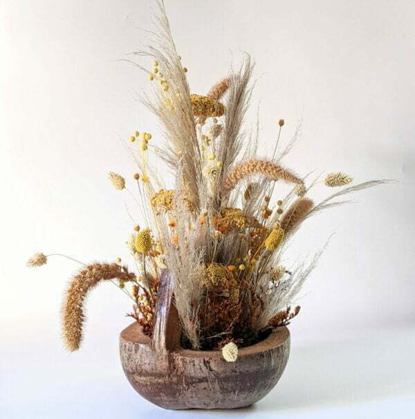 Composition de fleurs séchées piquées dans une noix de coco naturelle pour décoration d’intérieur, Terracotta