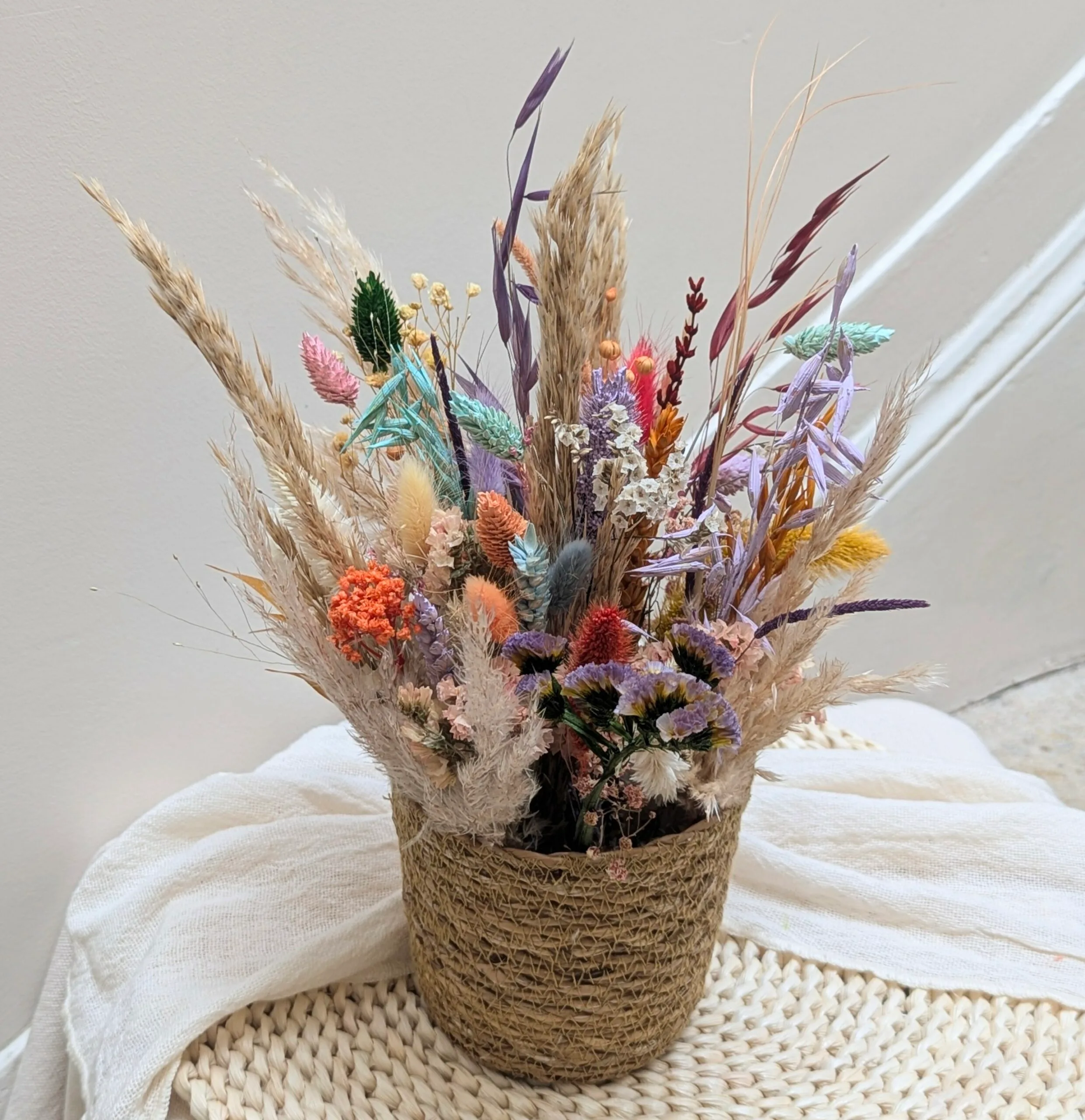 Panier de fleurs naturelles séchées et stabilisées aux couleurs vives, Bloom