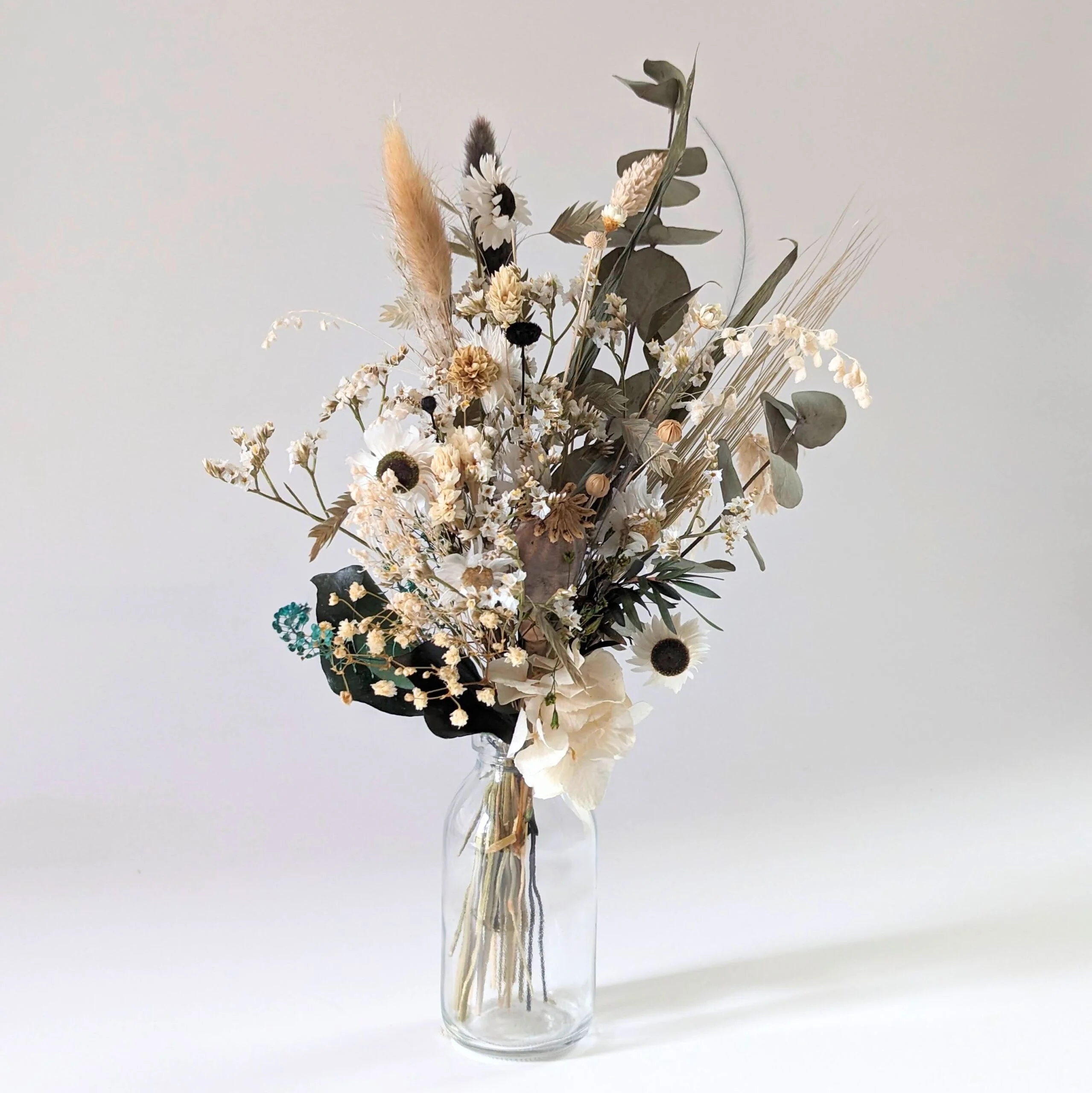 Petit bouquet en fleurs séchées aux couleurs intemporelles & vase en verre transparent, Laure – Image 2