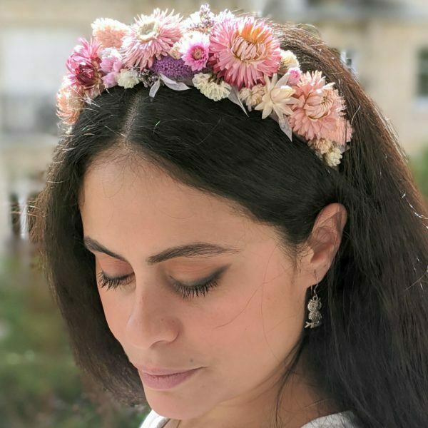 Serre-tête artisanal en velours de chez Evita Peroni orné de fleurs séchées, Camelia 2