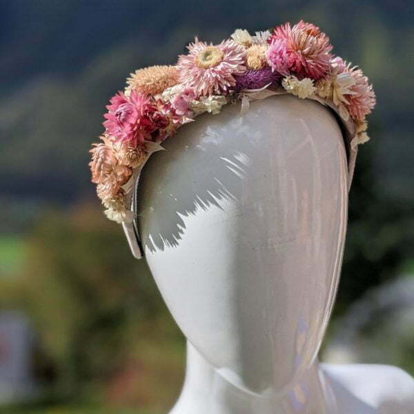 Serre-tête artisanal en velours de chez Evita Peroni orné de fleurs séchées, Camelia