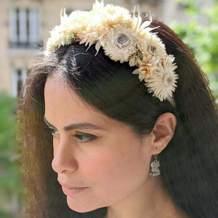 Serre-tête artisanal en velours de chez Evita Peroni orné de fleurs séchées, Camelia 3