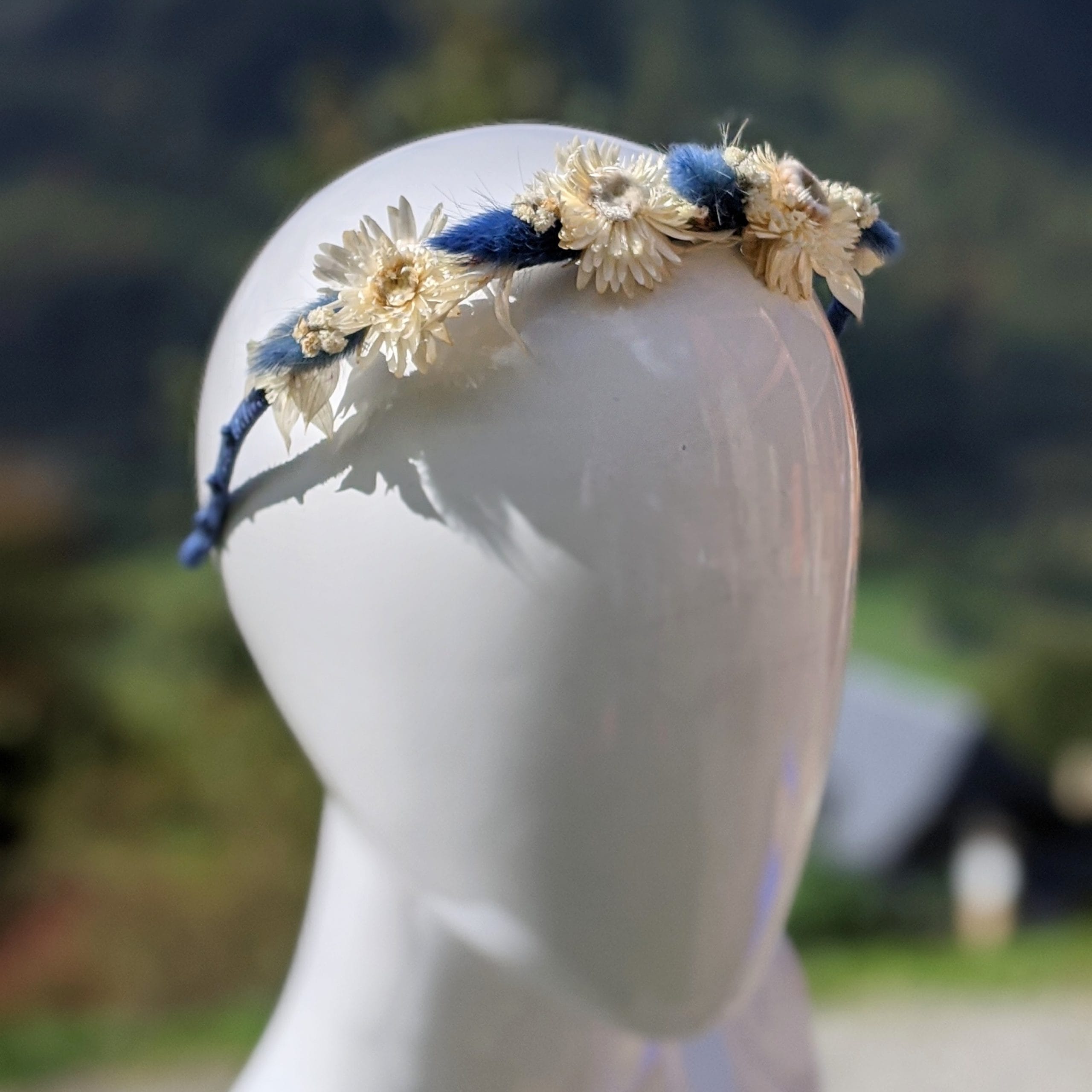 Serre-tête en fils de soie de chez Evita Peroni orné de fleurs séchées