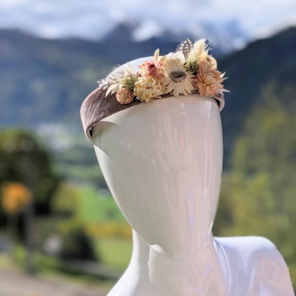 Serre-tête artisanal en velours de chez Evita Peroni orné de fleurs séchées, Camilla 4