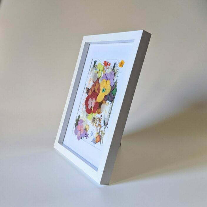 Cadre vitrine en bois blanc arrangement de fleurs stabilisées et fleurs séchées, Biarritz 2