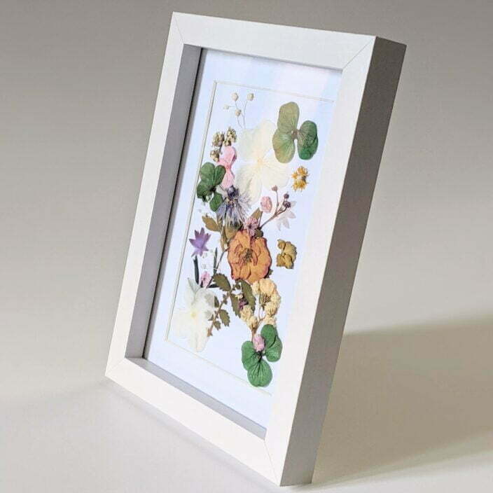 Cadre vitrine en bois blanc arrangement de fleurs stabilisées et fleurs séchées, Biarritz 3