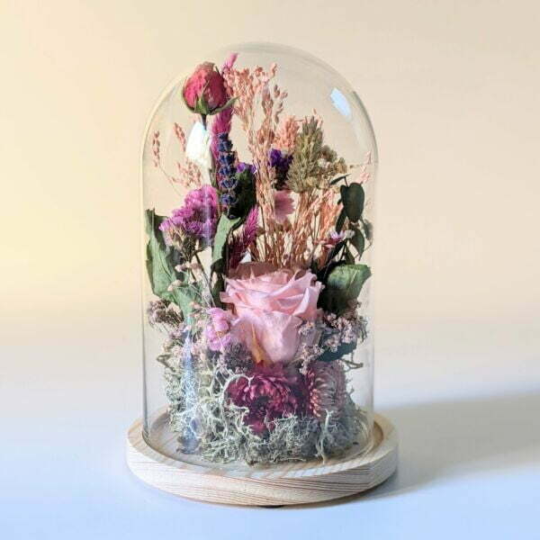 Cloche en verre et fleurs éternelles pour une décoration d’intérieur chic et douce, Lyla 2
